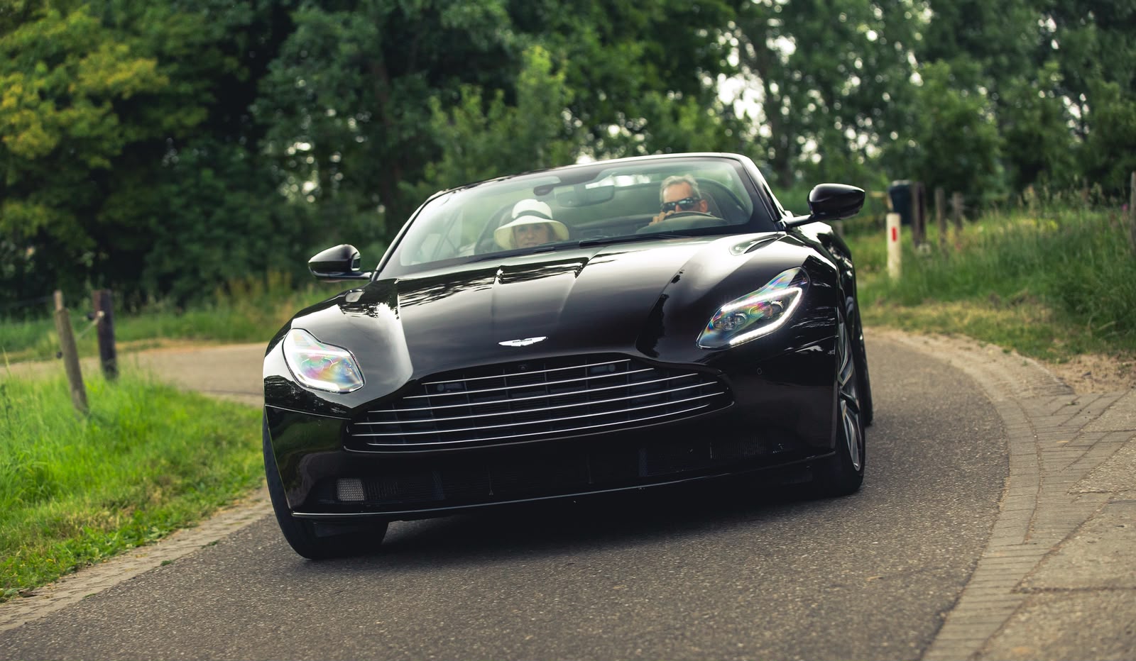 Aston Martin db 11 volante